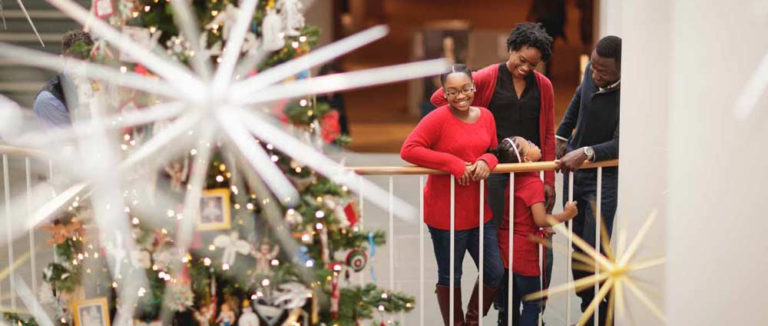 art-museums-of-CW-decorate-christmas-tree