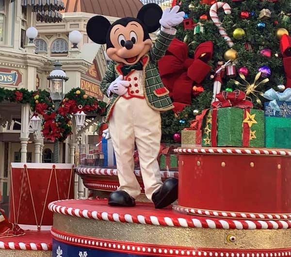 Christmas-Mickey-disney-during-covid