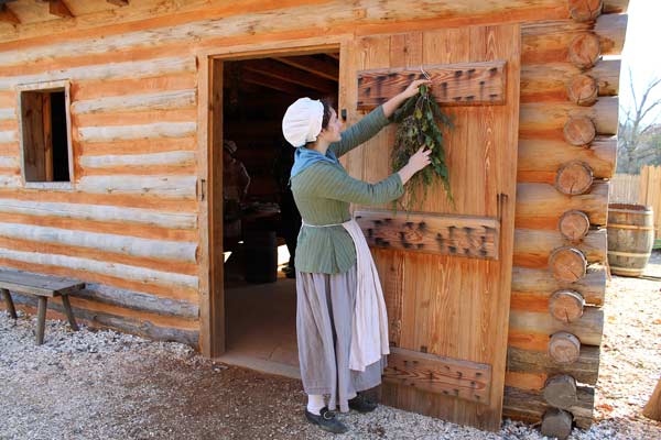 Christmastide-in-Virginia,-American-Revolution-Museum-at-Yorktown,-Farm,-Greenery
