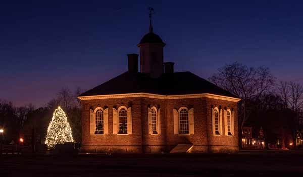 court-house-colonial-williamsburg-christmas